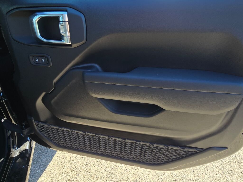 New 2026 Black Clear-Coat Exterior Paint Jeep Sport image 6