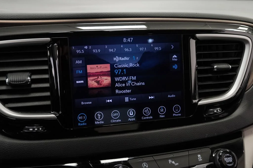 Used 2019 Silver Chrysler Touring Plus image 34