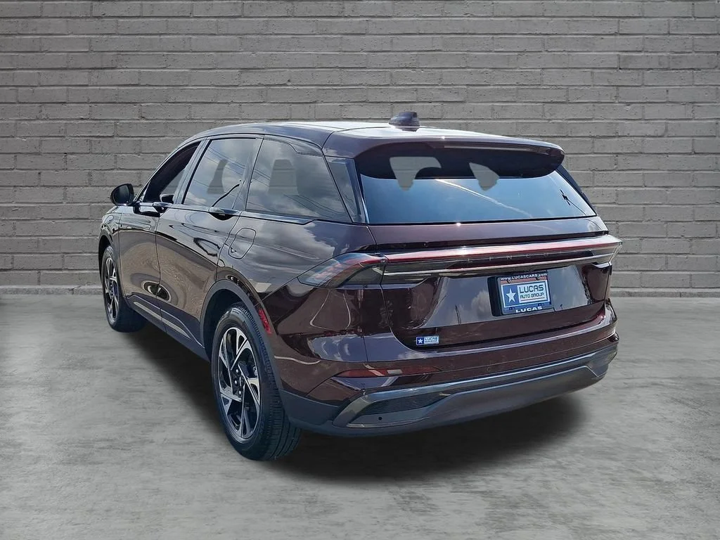 Used 2025 Red Lincoln Premiere image 9
