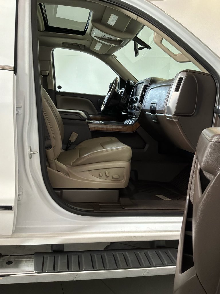Used 2017 White GMC SLT image 19