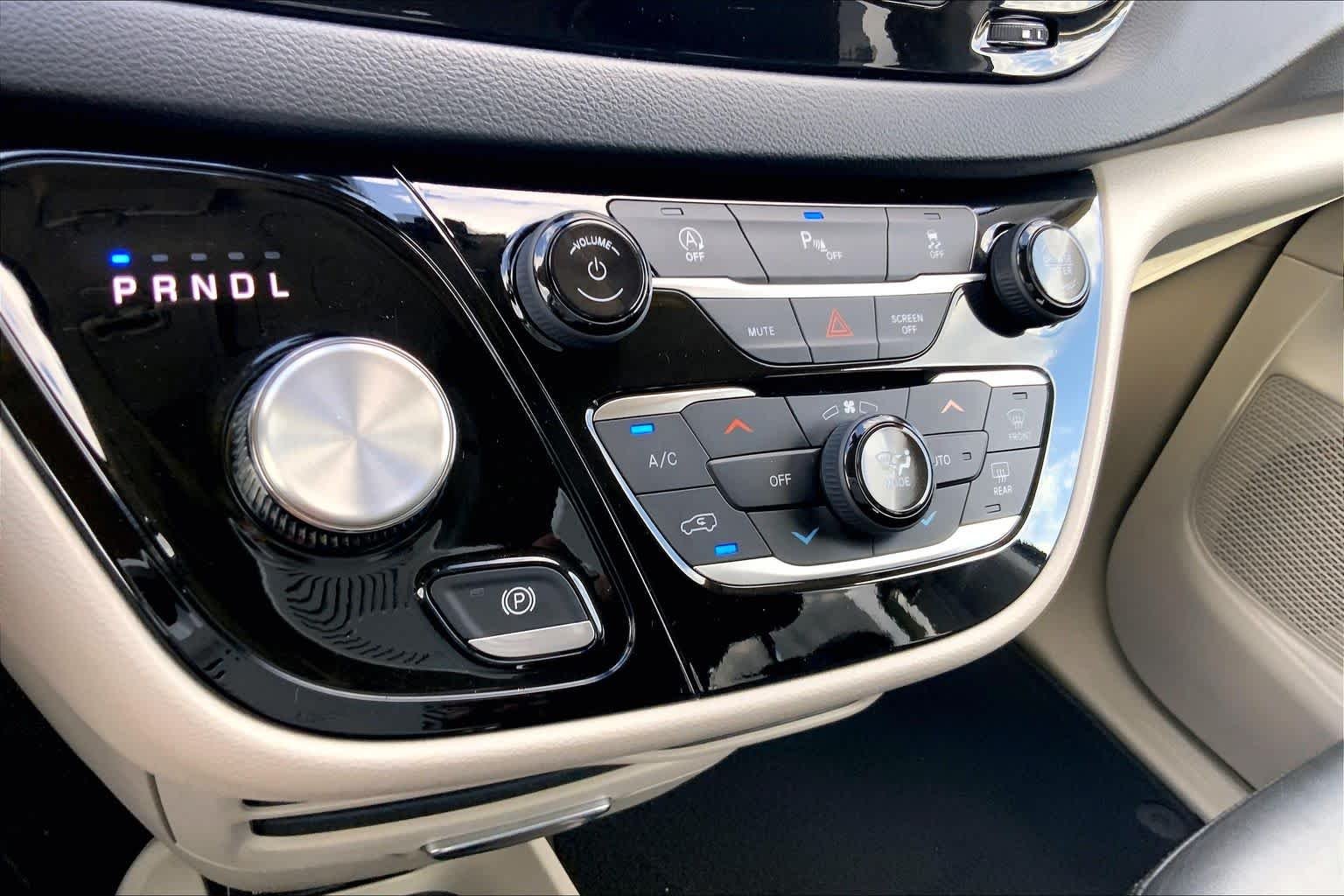 Used 2020 Brilliant Black Crystal Pearlcoat Chrysler Touring L image 30
