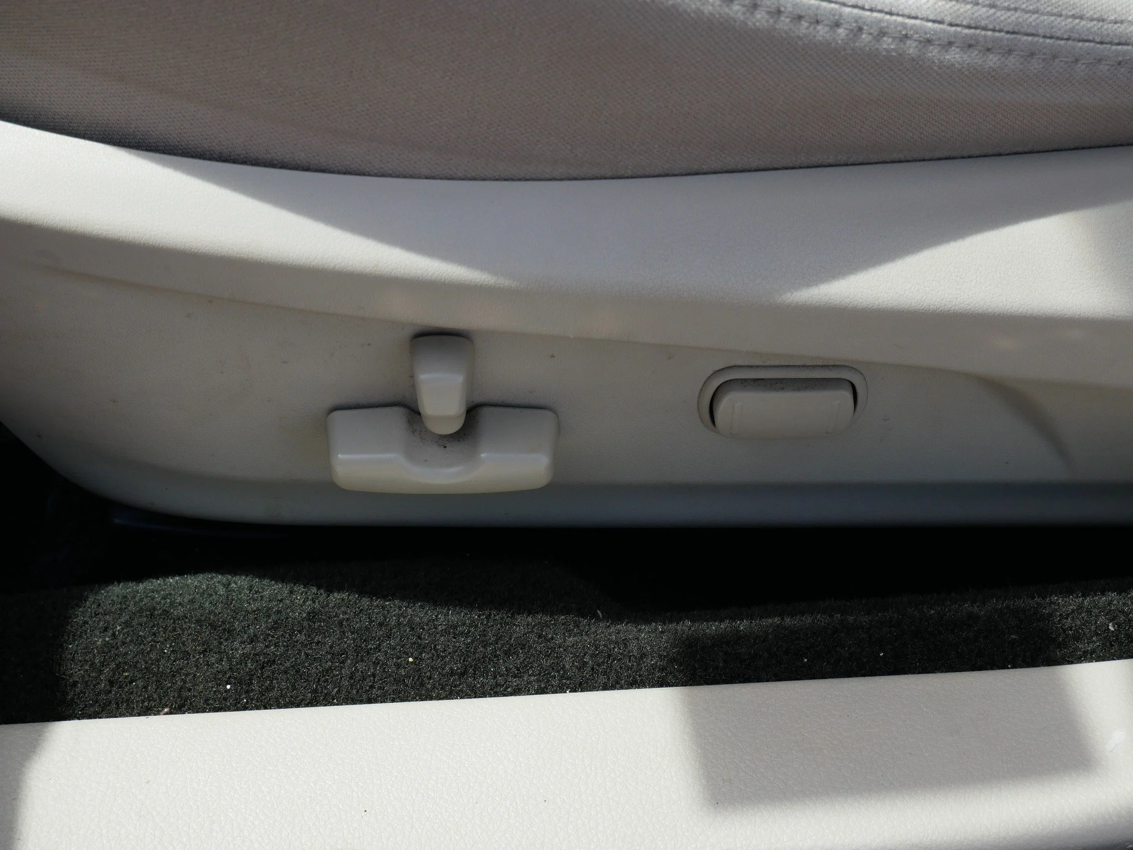 Used 2013 Satin White Pearl Subaru 2.5i Premium image 19