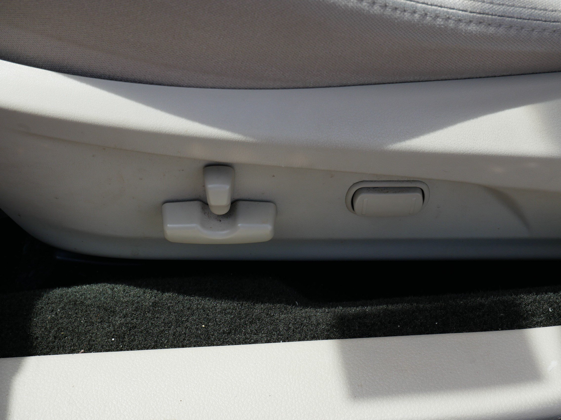 Used 2013 Satin White Pearl Subaru 2.5i Premium image 19