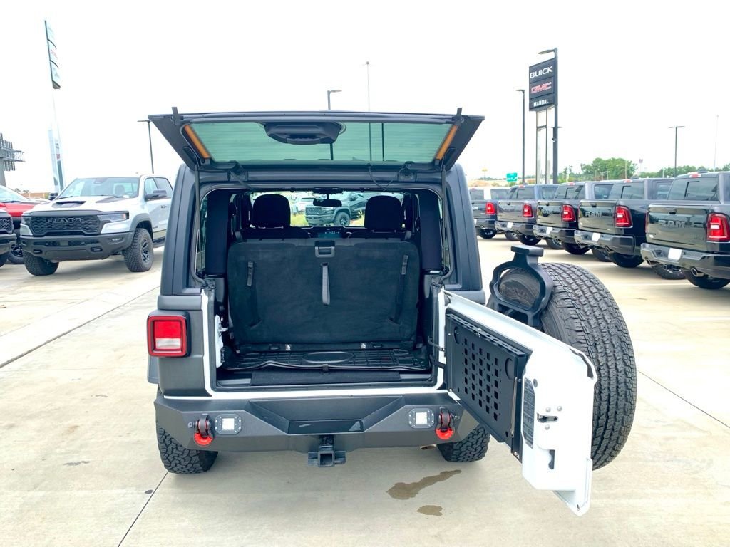 Used 2018 White Jeep Sport image 17