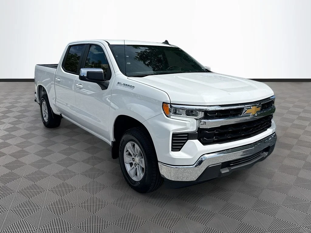 Used 2025 White Chevrolet LT image 4