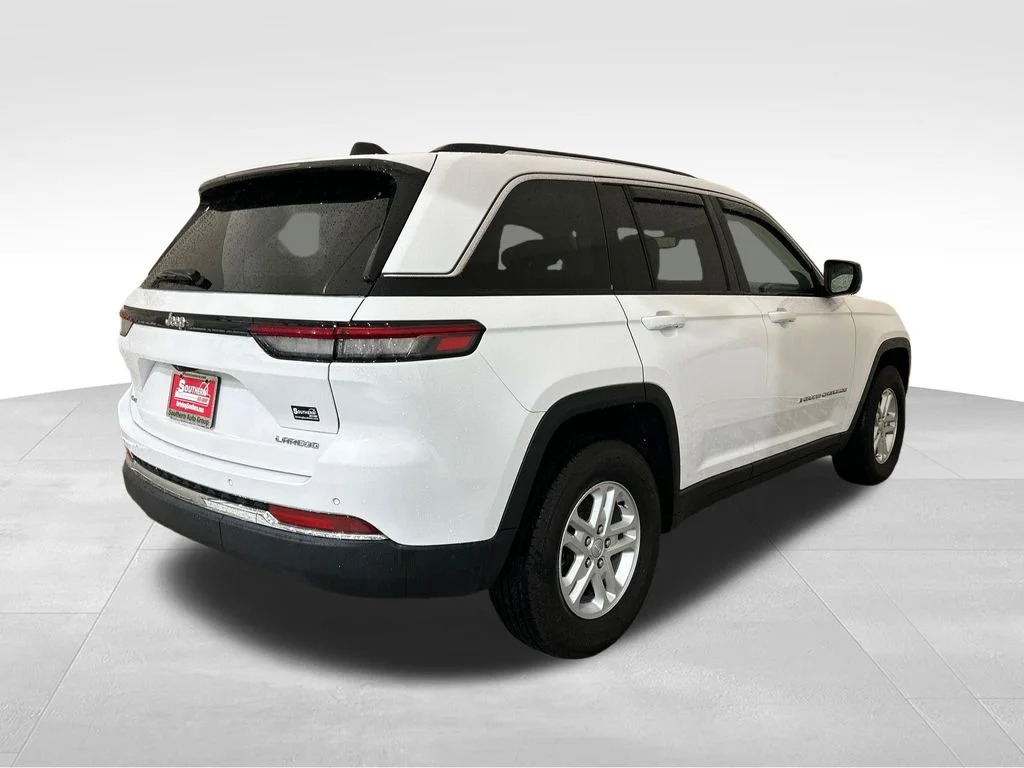 Used 2023 White Jeep Laredo image 5