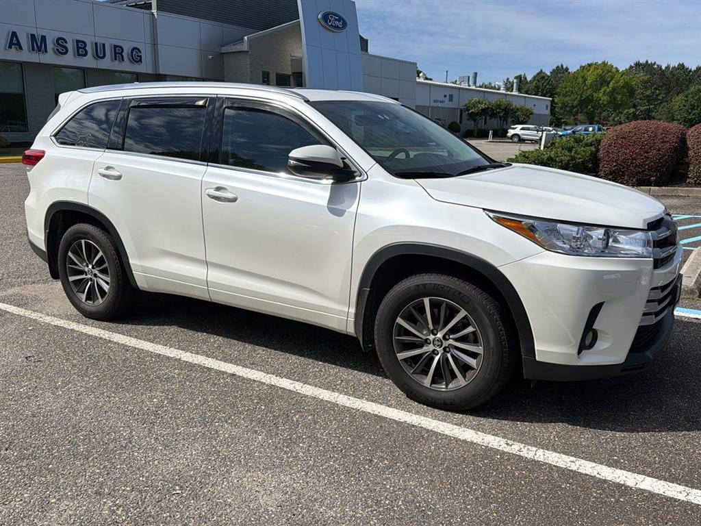 Used 2017 Blizzard Pearl Toyota XLE image 2