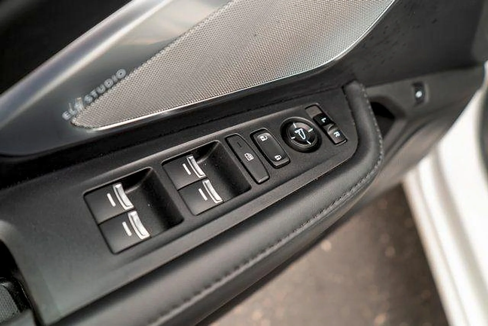 Used 2020 White Acura  image 18
