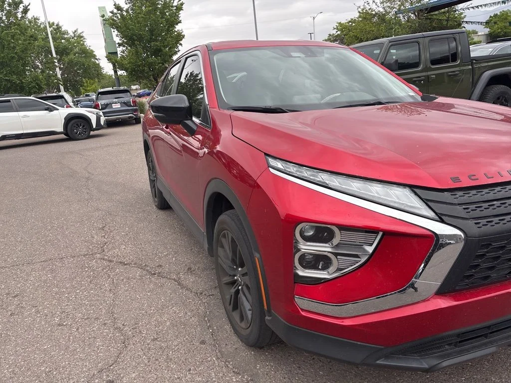 Used 2023 Red Mitsubishi SE image 2