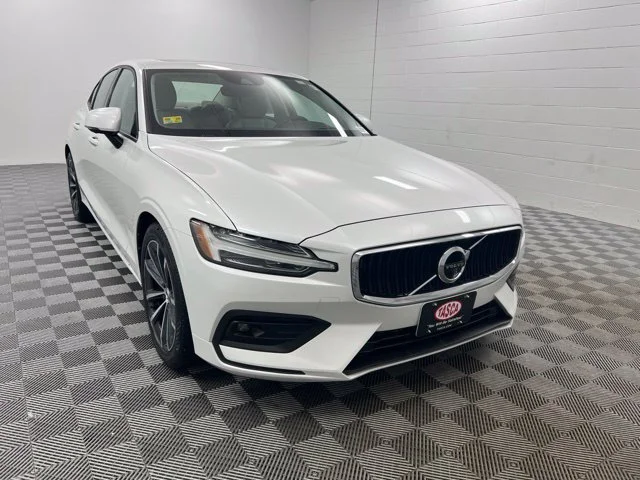 Used 2021 White Volvo T5 Momentum image 1