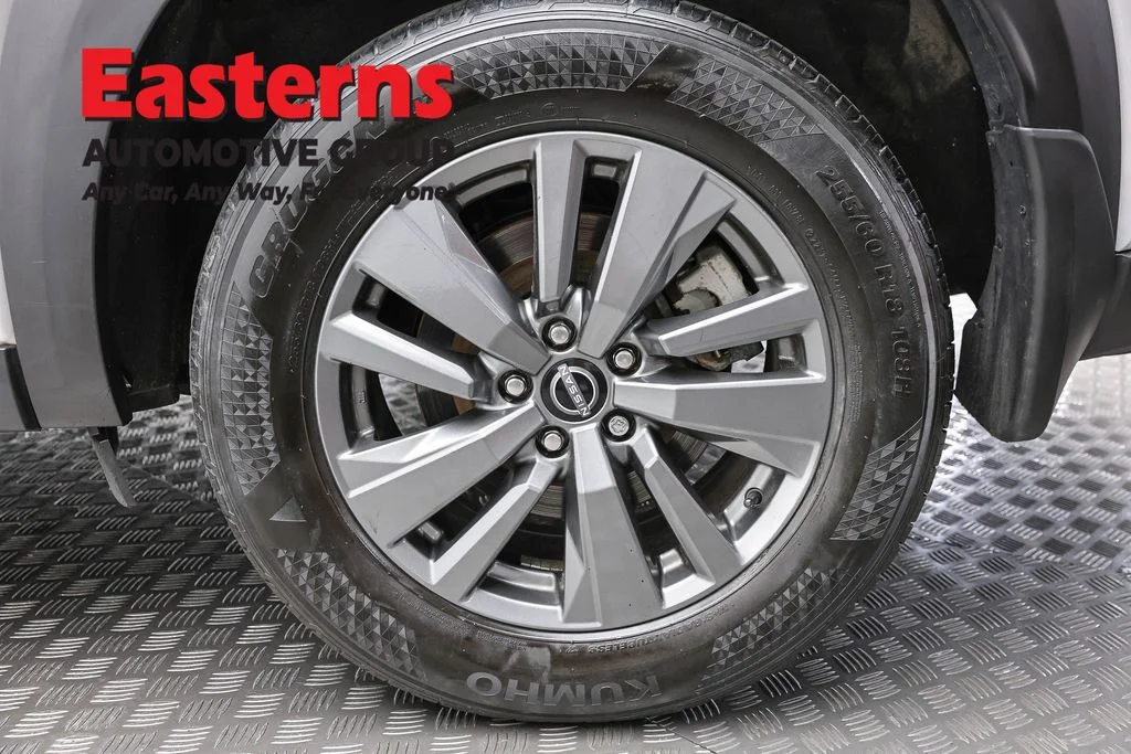 Used 2023 Silver Nissan S image 8