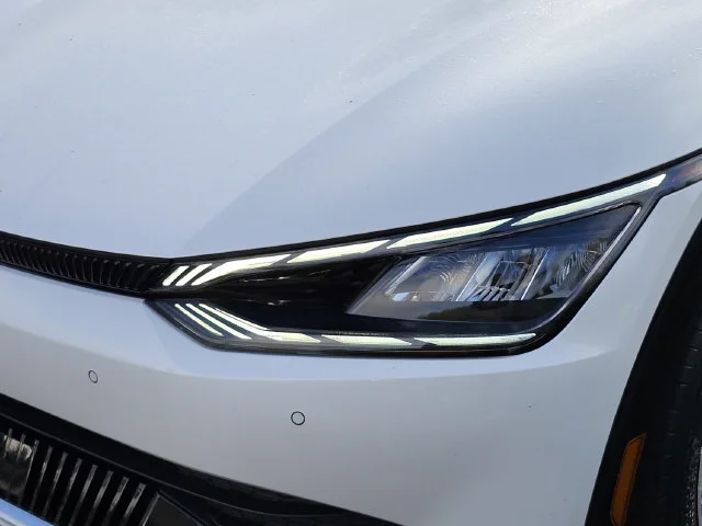Used 2022 White Kia Wind image 13