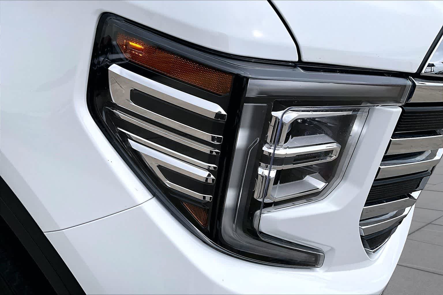 Used 2025 Summit White GMC SLT image 28
