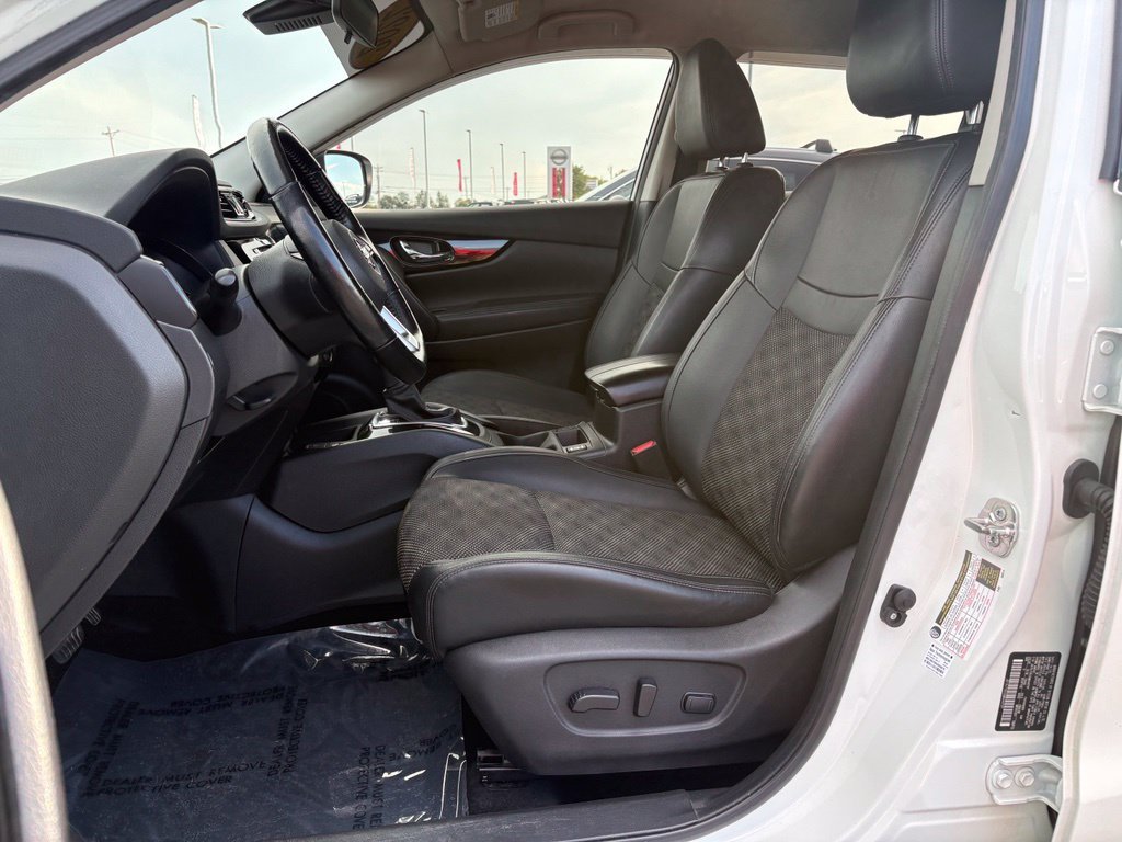 Used 2022 White Nissan SV image 27