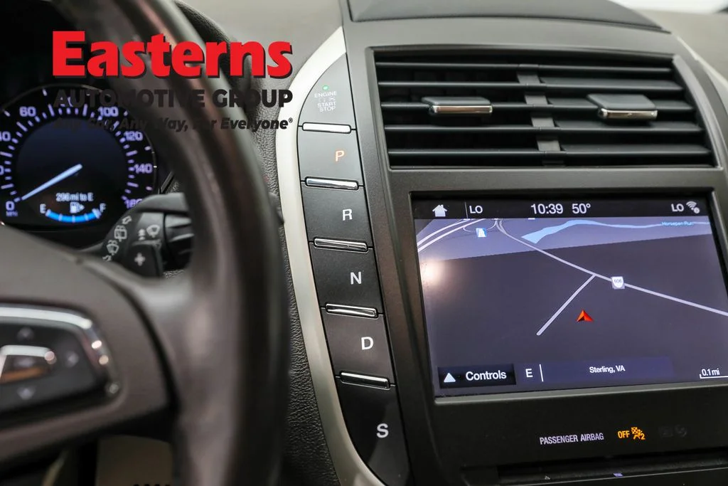 Used 2019 White Lincoln Select image 13