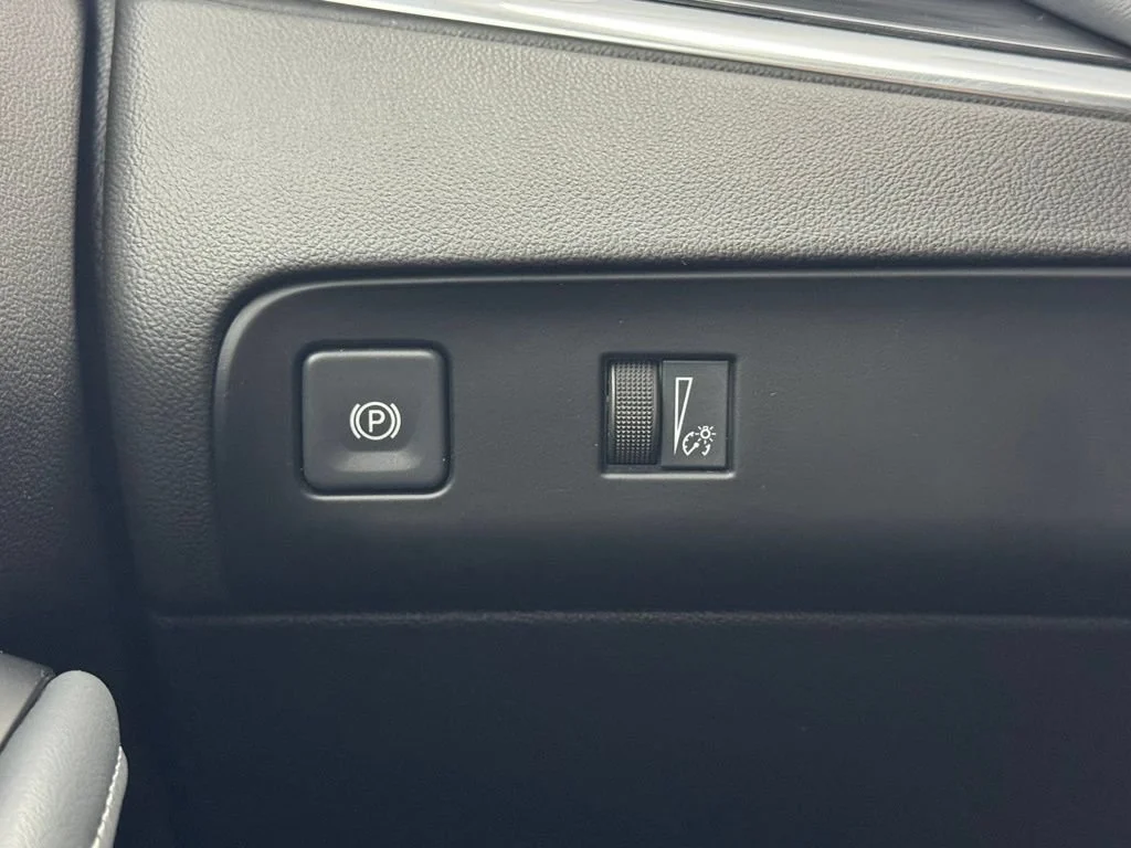 Used 2023 Summit White Buick Essence image 20