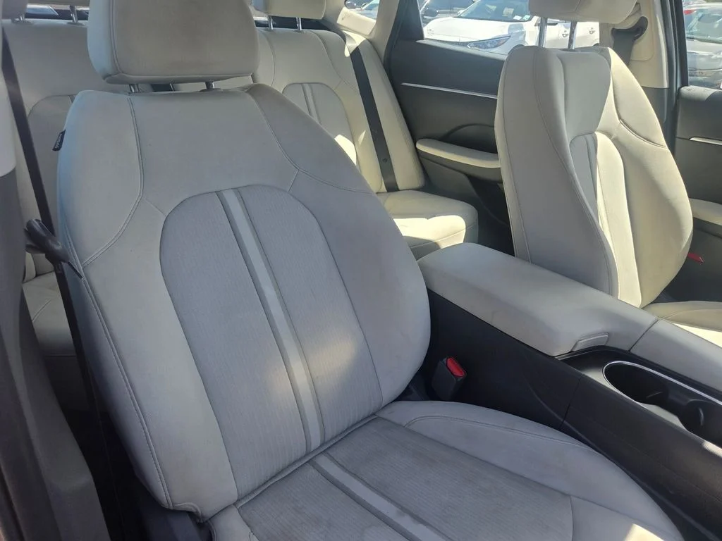 Used 2025 Silver Hyundai SEL image 27