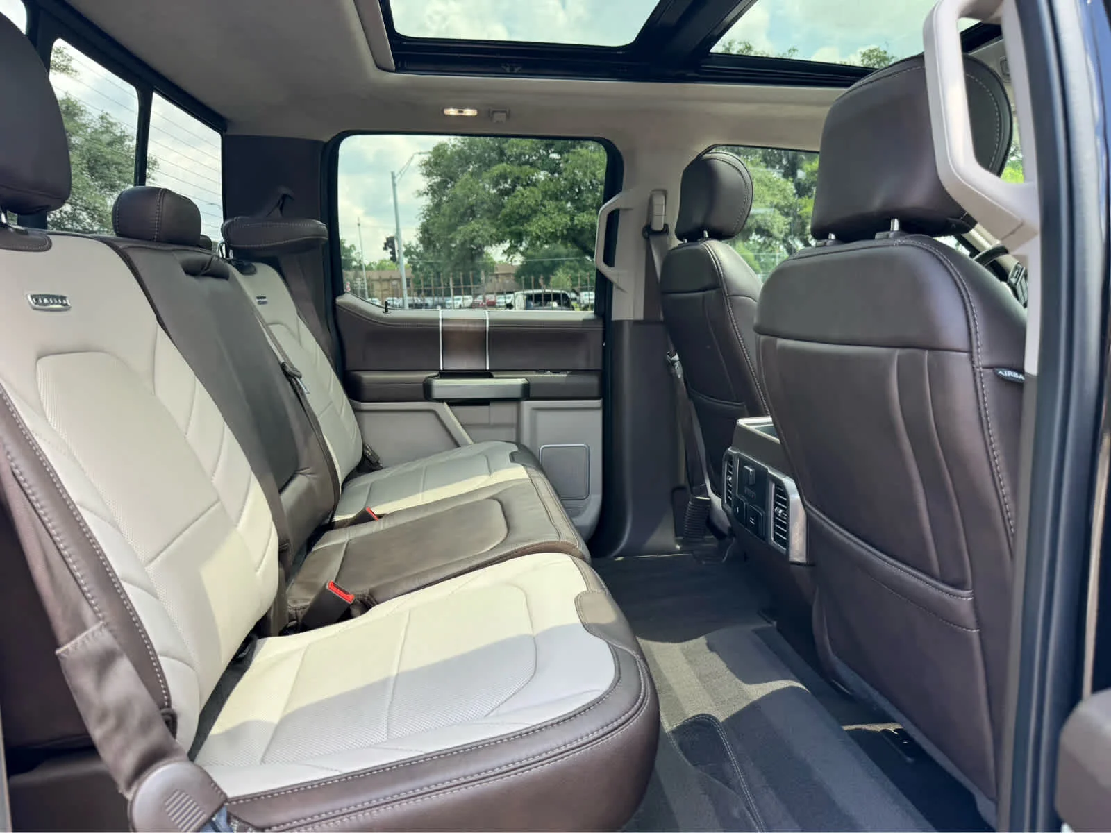 Used 2019  Ford Limited image 11