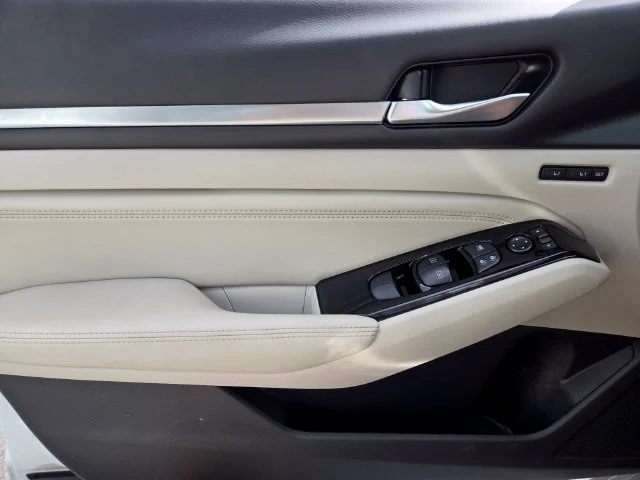 Used 2022 White Nissan 2.5 Platinum image 36