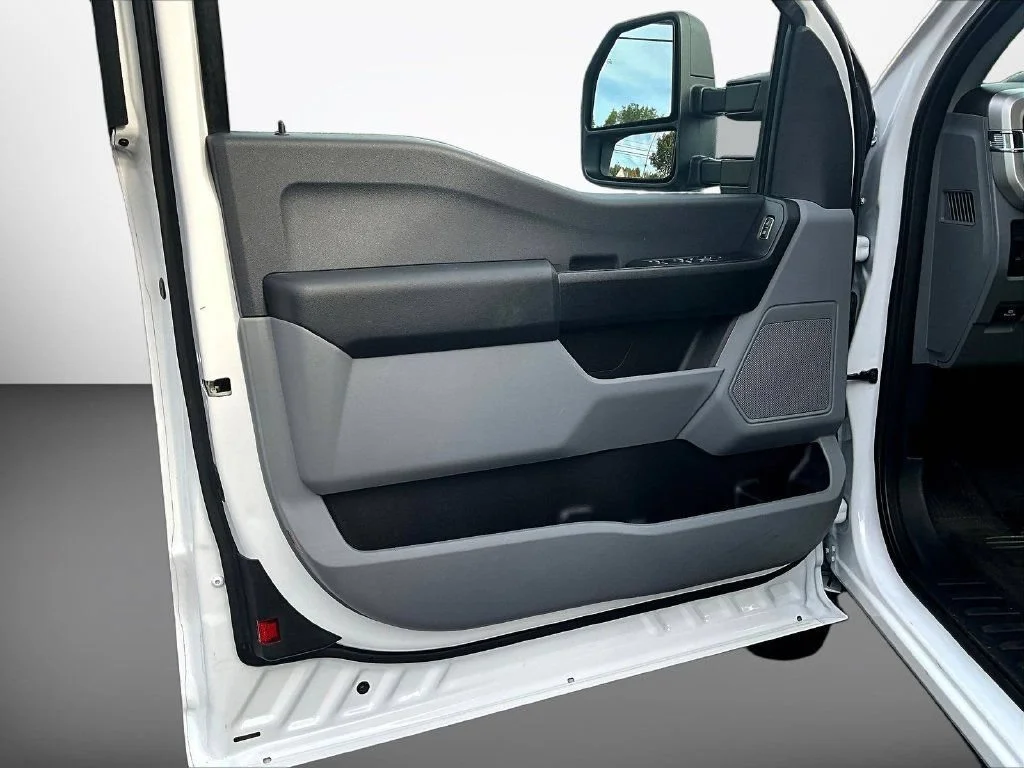 Used 2025 Oxford White Ford XL image 19