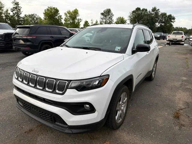 Used 2022 White Jeep Latitude image 10