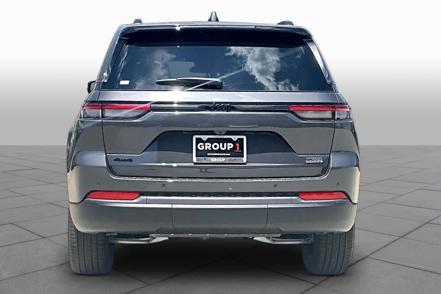 New 2026 Baltic Gray Metallic Clear-Coat Exterior Paint Jeep Limited image 5
