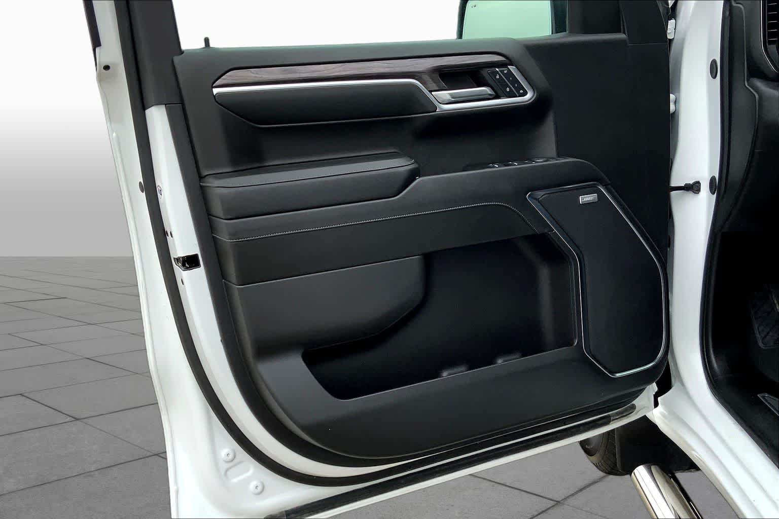 Used 2024 Summit White Chevrolet LTZ image 20