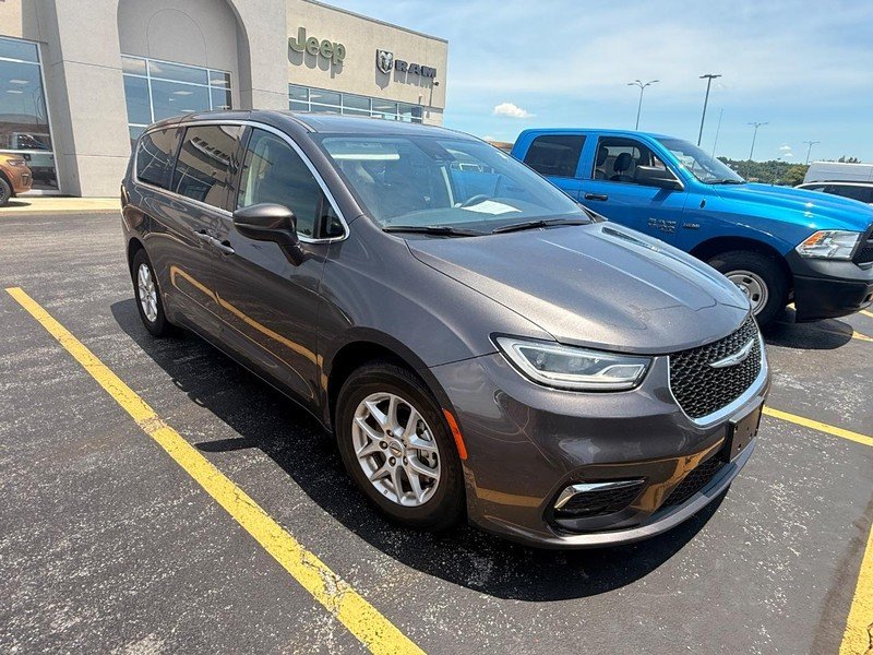 Used 2023 Granite Crystal Metallic Clearcoat Chrysler Touring L FWD image 3