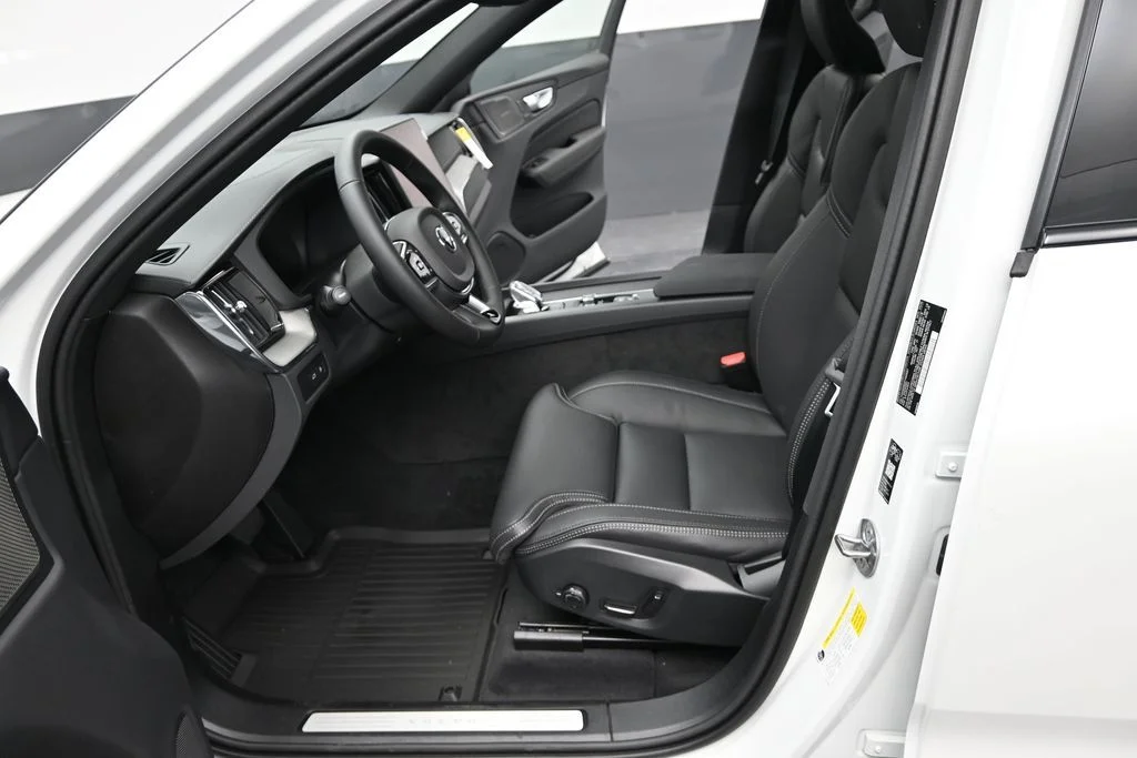 New 2026 Crystal White Volvo T8 Ultra Black Edition image 10