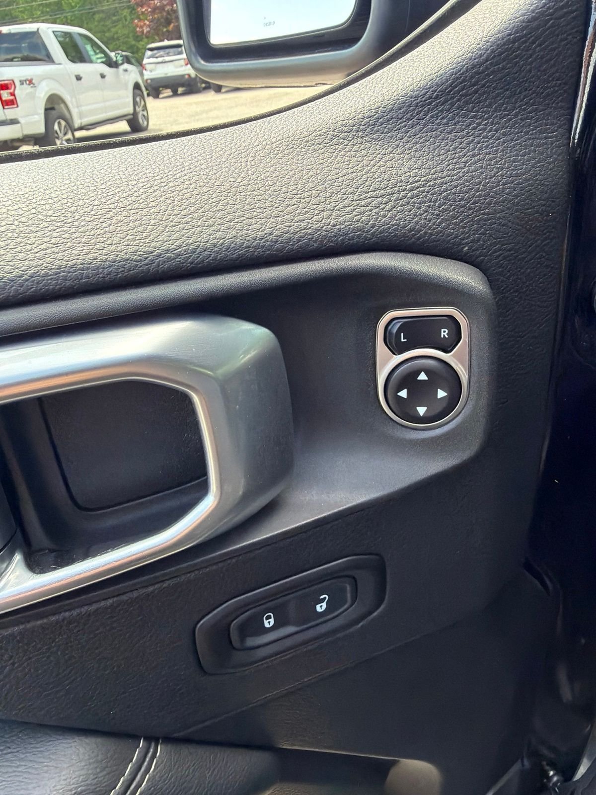 Used 2020 Black Jeep Unlimited Sahara image 17