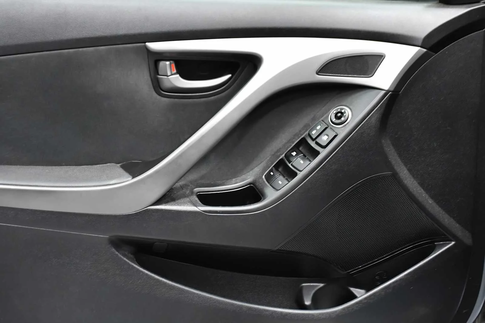 Used 2015 Shale Gray Metallic Hyundai SE image 13