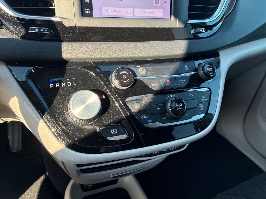 Used 2022 White Chrysler LX image 14