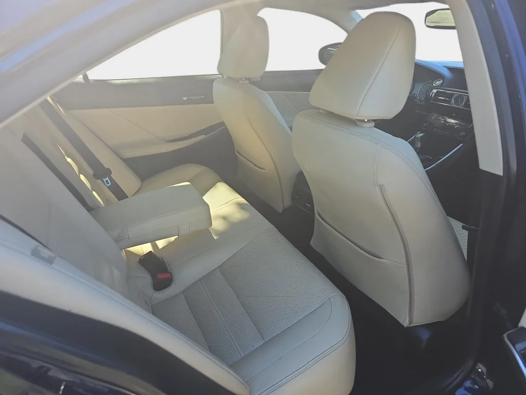 Used 2014  Lexus 250 image 14