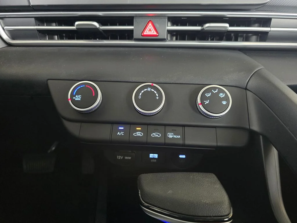 Used 2025  Hyundai SE image 19