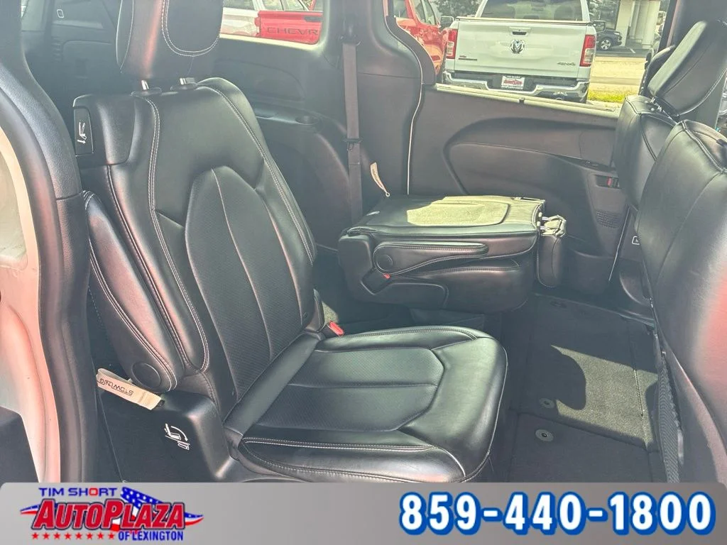Used 2025 White Chrysler Select image 21