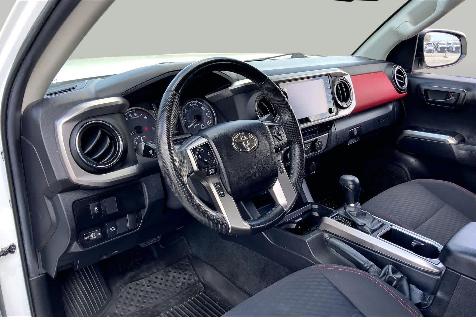 Used 2022 White Toyota SR5 image 17