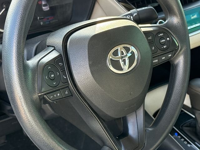 Used 2022 White Toyota LE image 28