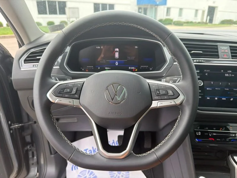 Used 2024  Volkswagen 2.0T SE image 25