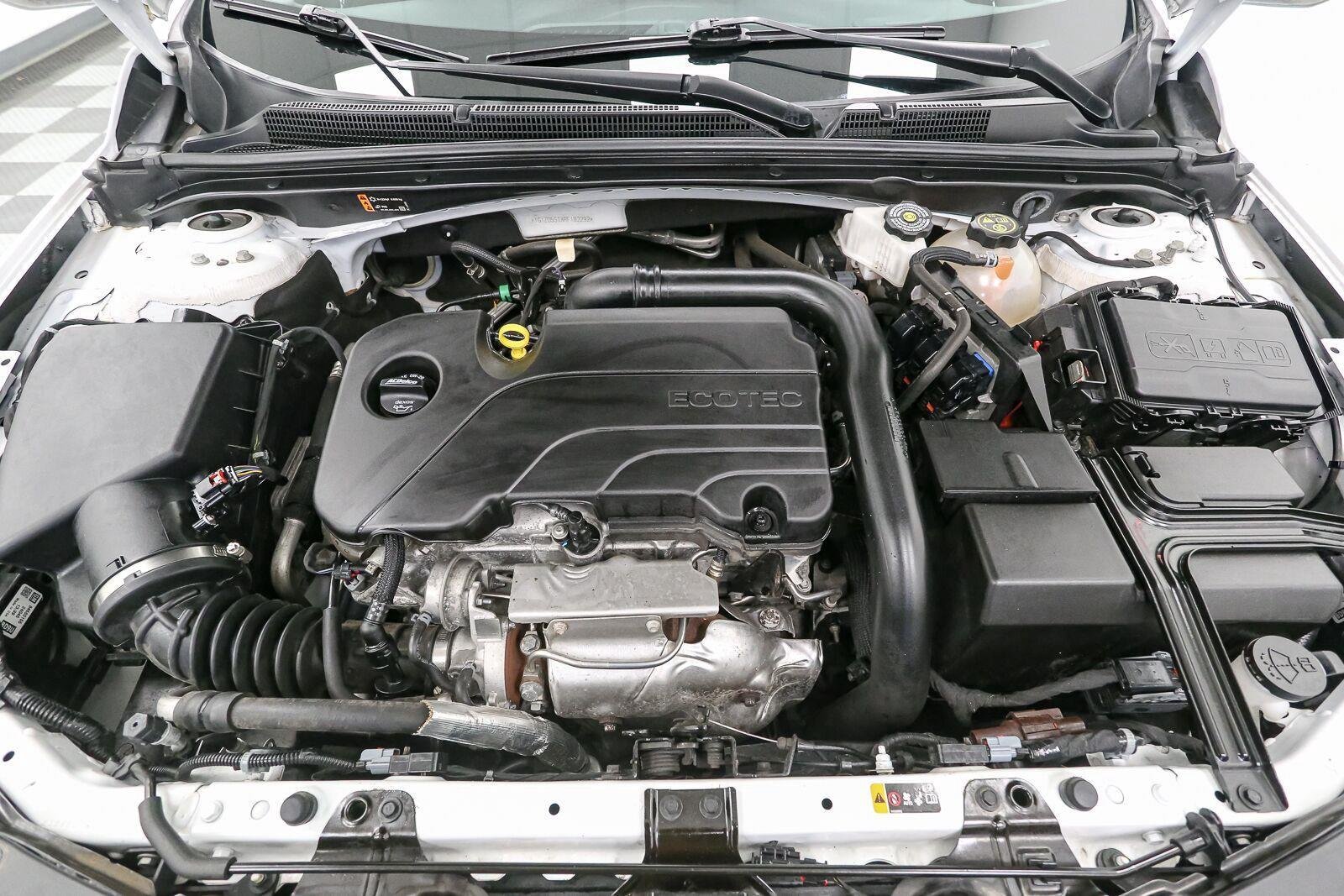 Used 2024 Summit White Chevrolet LT image 14