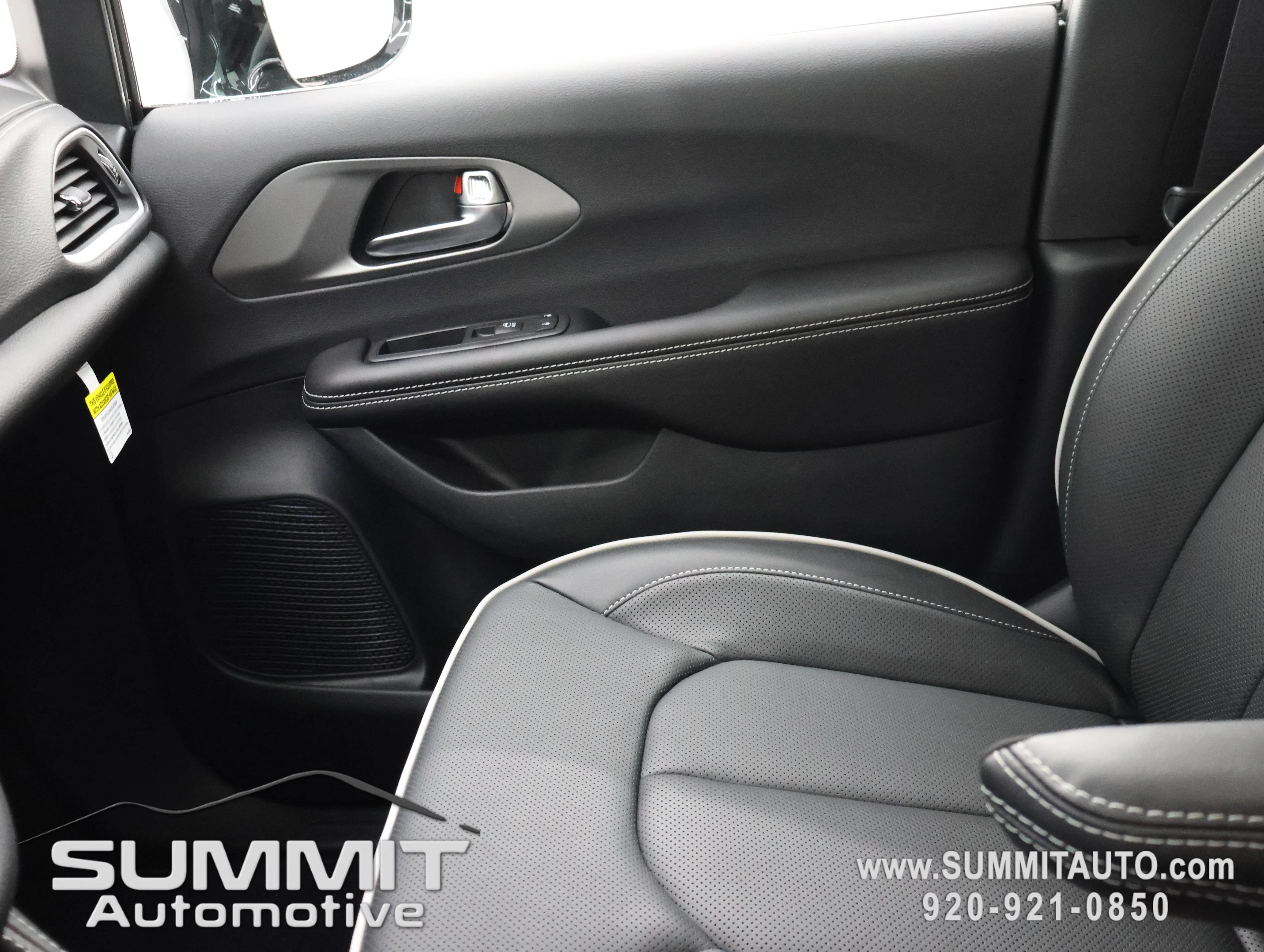 New 2027 Diamond Black Crystal Pearl-Coat Exterior Paint Chrysler Limited image 15