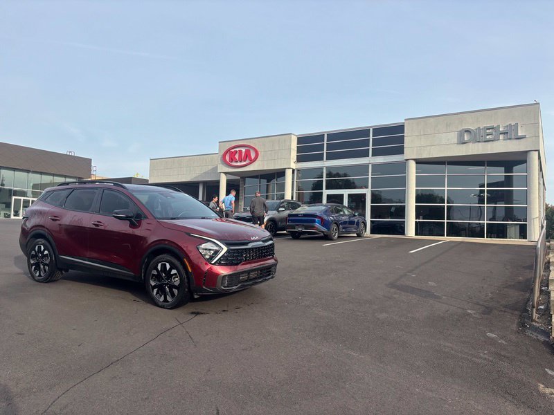 Used 2023 Red Kia X-Line image 4