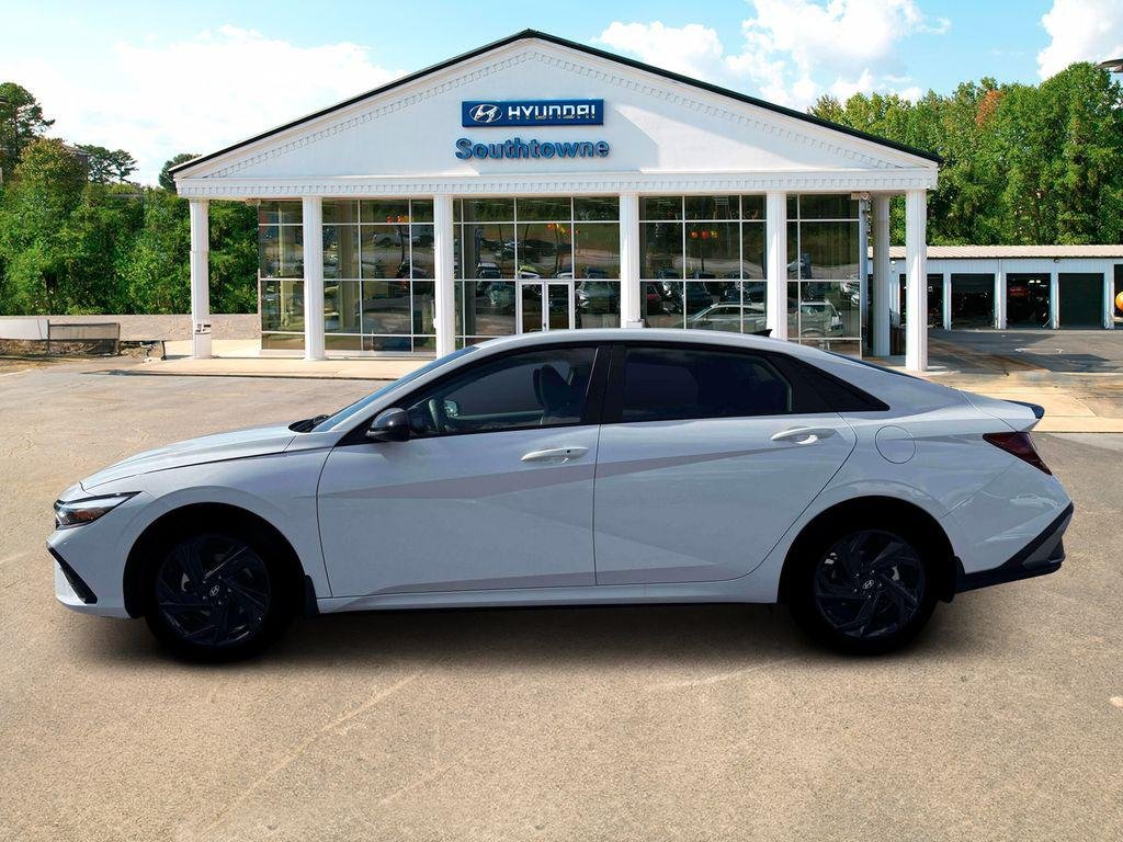 New 2026 White Hyundai SEL Sport Plus image 3