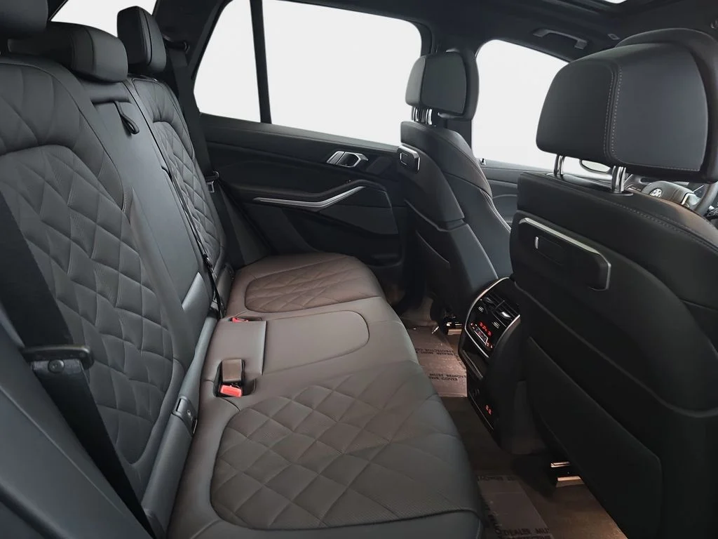 Used 2026 Skyscraper Grey Metallic BMW xDrive40i image 13