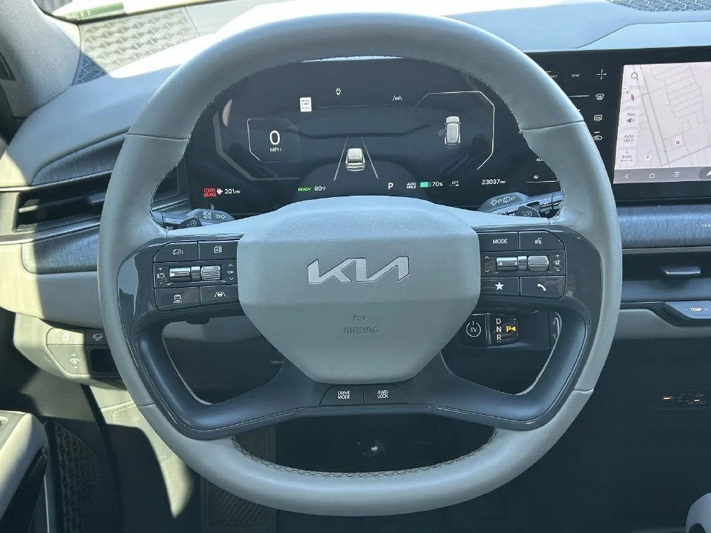 Used 2024 Ivory Kia Wind image 15