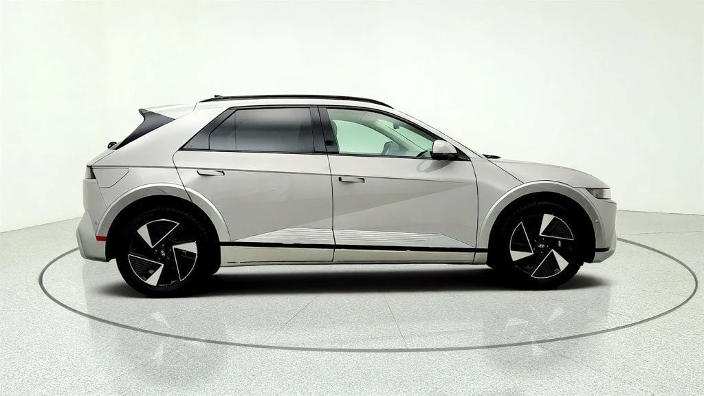 Used 2025 Cyber Gray Hyundai Limited RWD image 4