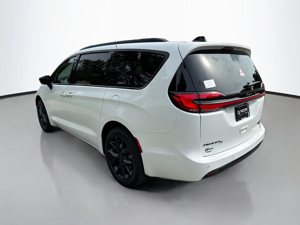 New 2027 Bright White Clear-Coat Exterior Paint Chrysler Limited image 6