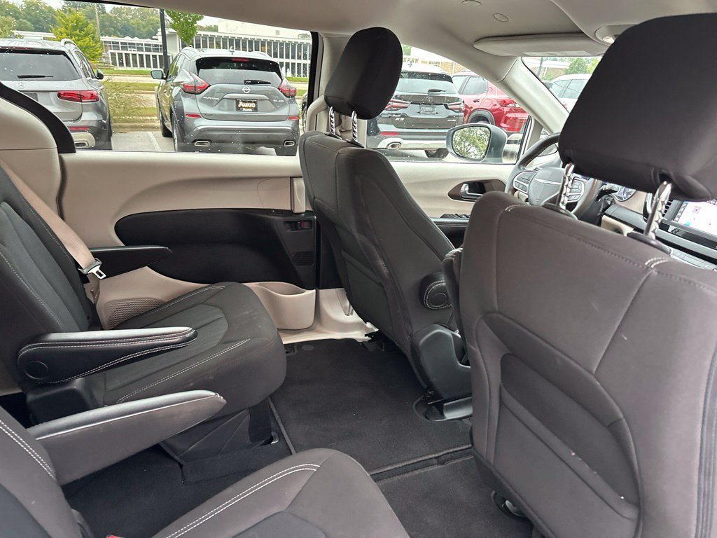 Used 2022 White Chrysler LX image 45