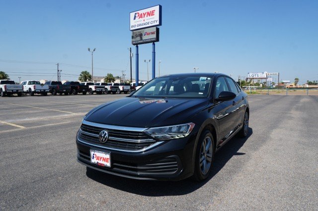Used 2024  Volkswagen SE image 1