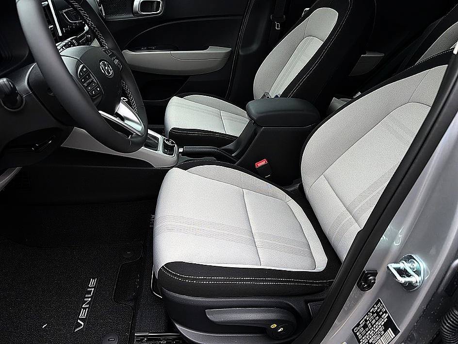 New 2026 Shimmering Silver Hyundai SEL image 9