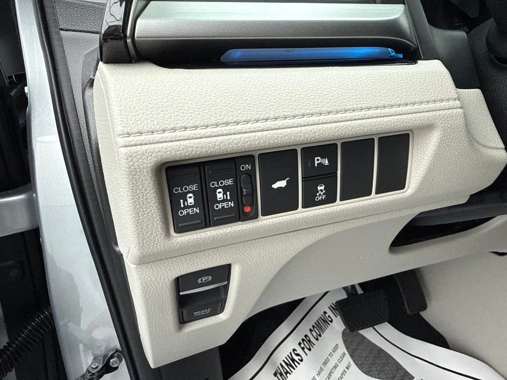 New 2026 Solar Silver Metallic Honda Touring image 21